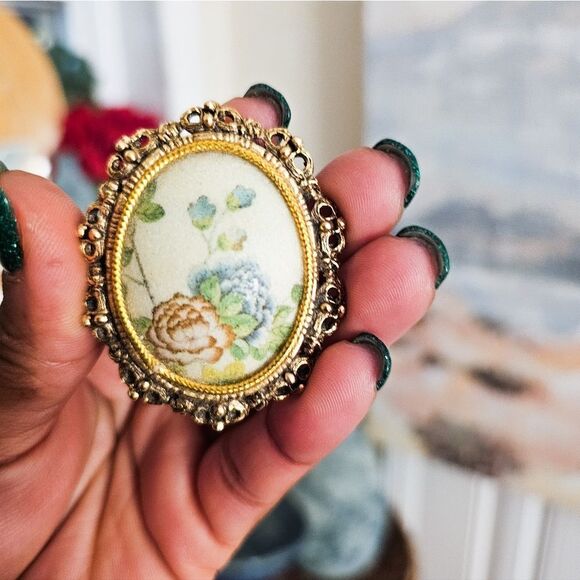 VTG 70's Victorian Cameo GoldTone Frame Sugarstone Oval Pendant Brooch. - Picture 14 of 15